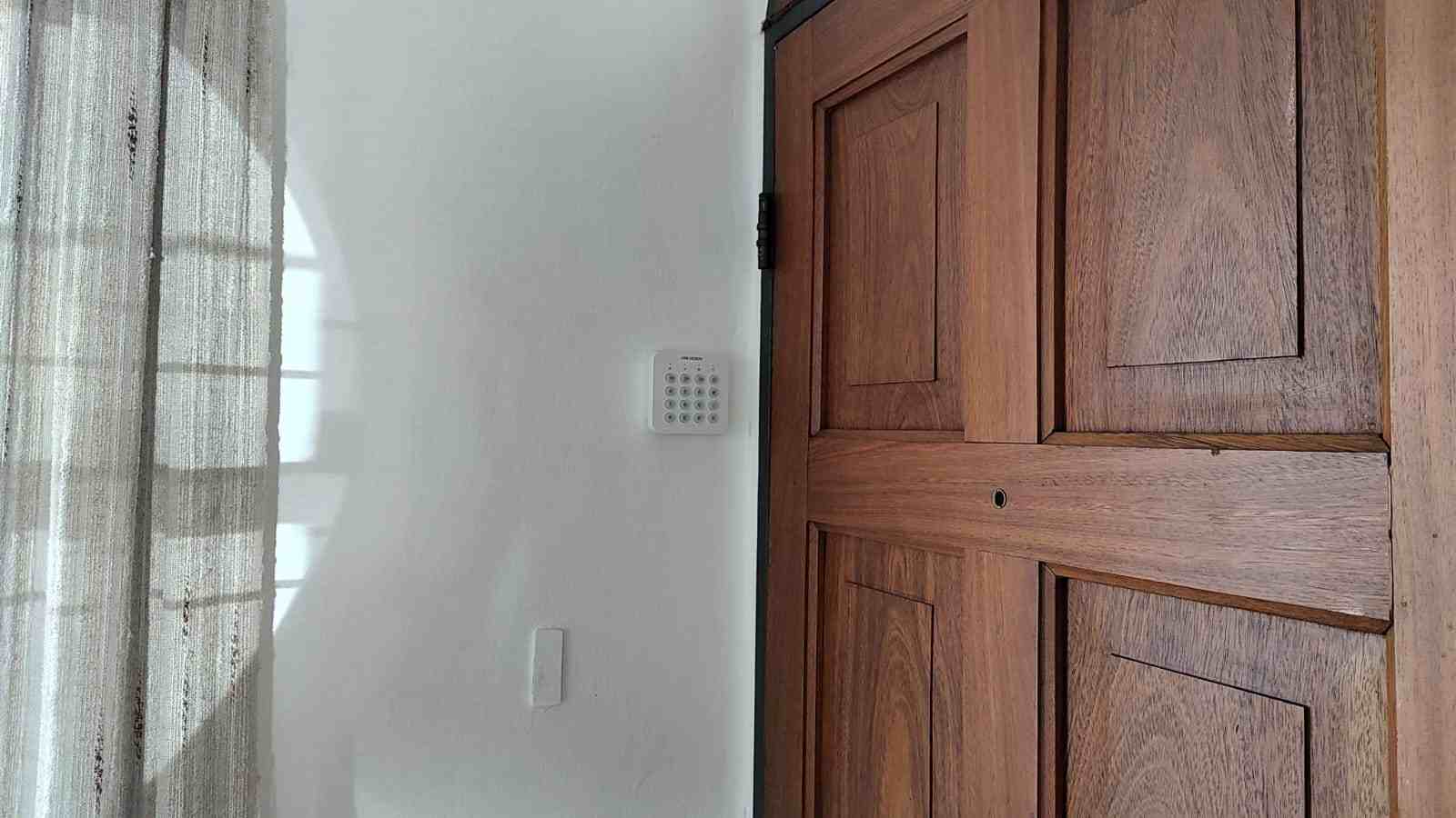 Panel de alarma domiciliaria instalado en living de vivienda en Córdoba