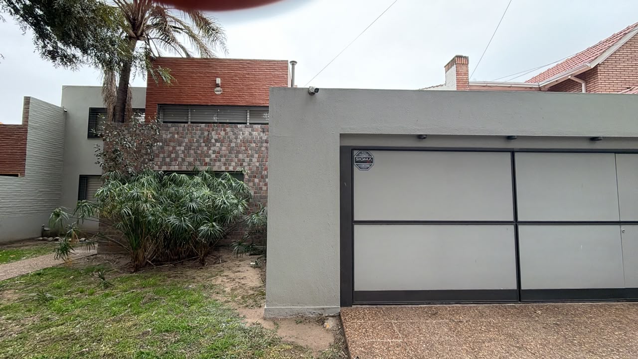 Cámara de seguridad para casa en Córdoba, discreta e integrada en ambiente hogareño