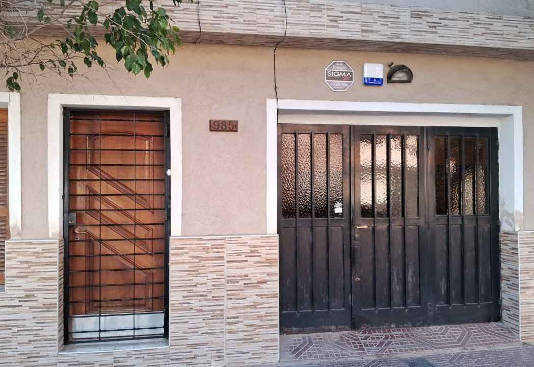 Placa y sensor de alarma Sigma Security instalados en fachada en Cordoba