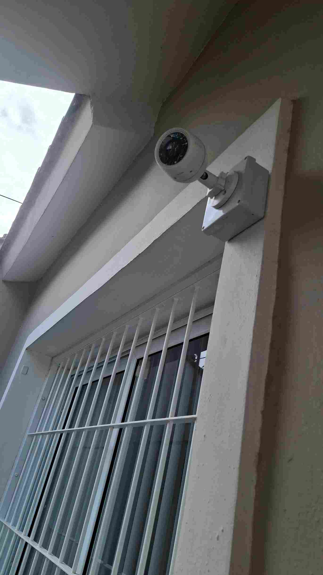 Técnico instalando cámara de seguridad exterior en altura en Córdoba